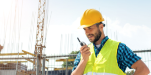 Perbedaan Handy Talky Analog dan Digital: Mana yang Lebih Cocok untuk Kebutuhan Anda?