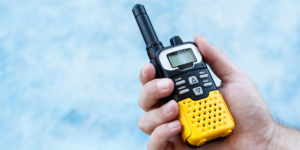 Walkie Talkie untuk Hotel dan Perkantoran: Rekomendasi Tipe Terbaik agar Komunikasi Selalu Lancar